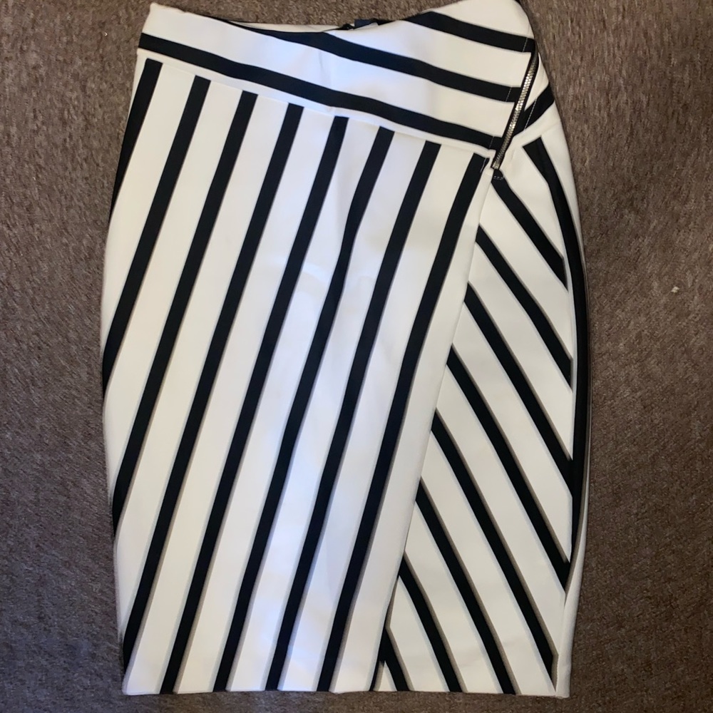 GUESS MIDI SKIRT WITH ZIPPER *never worn*